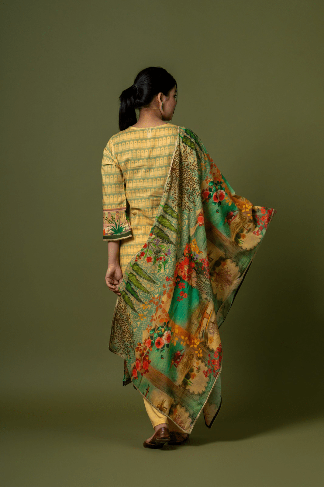 A beautiful piece in linen cotton in Mughal print ! Gorgeous one