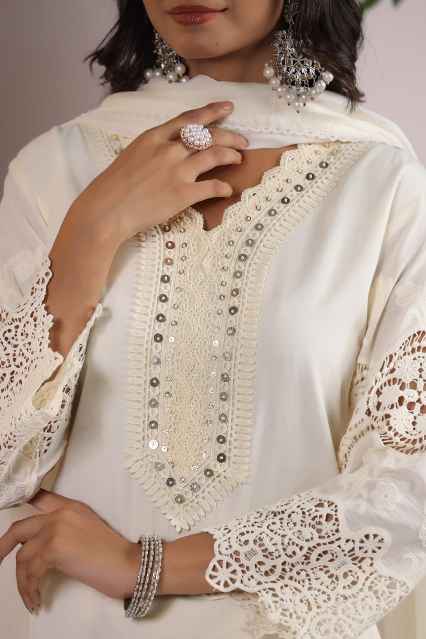 Pretty pretty exquisite full set in super fine cotton with beautiful lace detailing