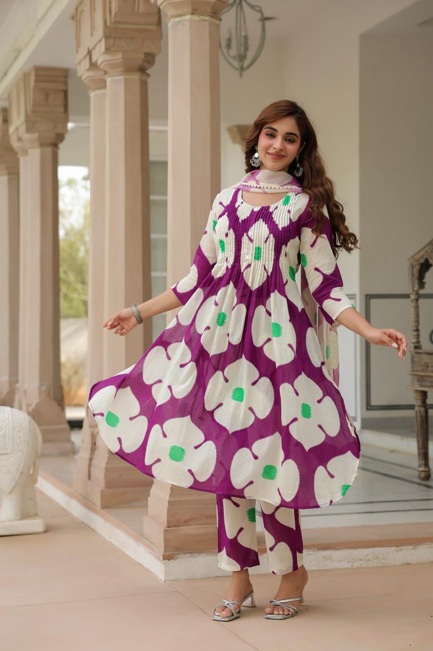 Premium mul cotton kurta and pant comes with a mul cotton inner and paired with a soft organza dupatta!