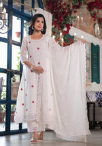 Pure mul cotton lining suit set with beautiful embroidery and lace detailing and comes with lining