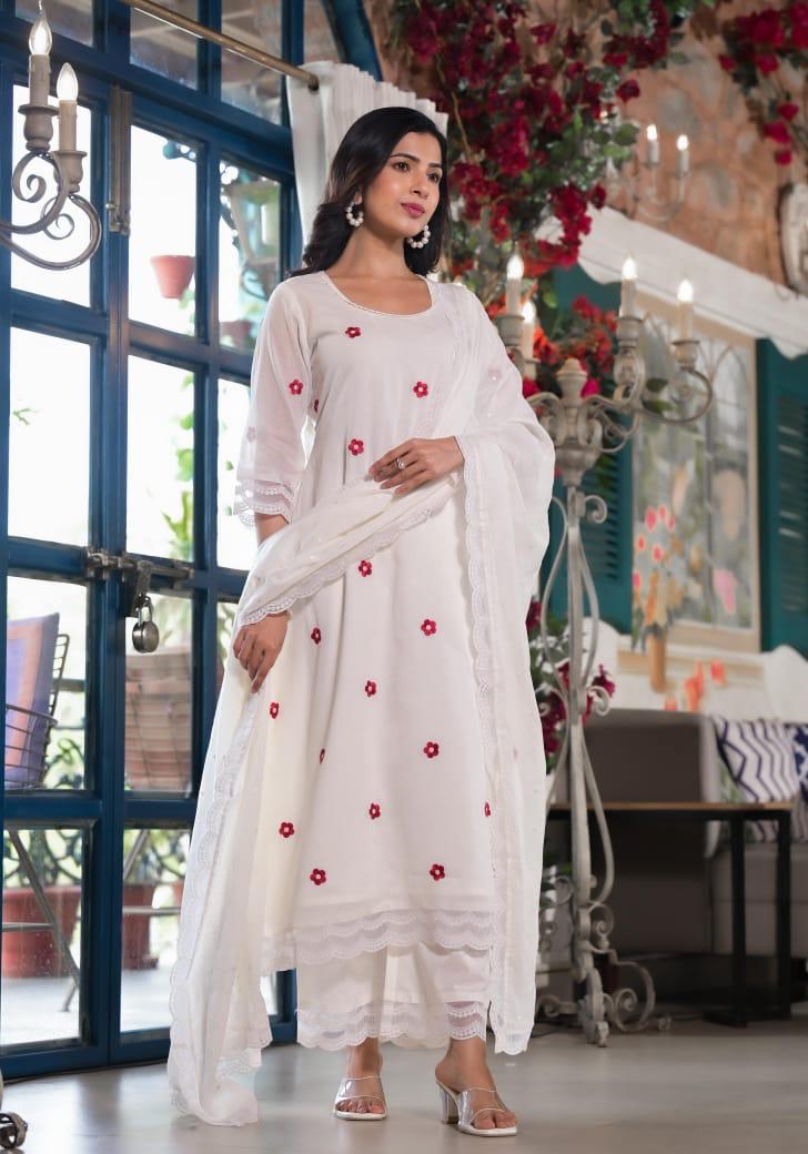 Pure mul cotton lining suit set with beautiful embroidery and lace detailing and comes with lining