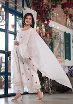 Pure mul cotton lining suit set with beautiful embroidery and lace detailing and comes with lining