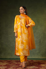 Muslin’s silk stylish suit set paired with organza dupatta