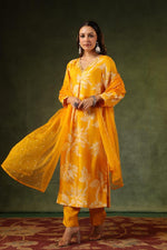 Muslin’s silk stylish suit set paired with organza dupatta