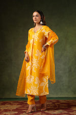 Muslin’s silk stylish suit set paired with organza dupatta