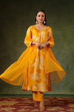 Muslin’s silk stylish suit set paired with organza dupatta