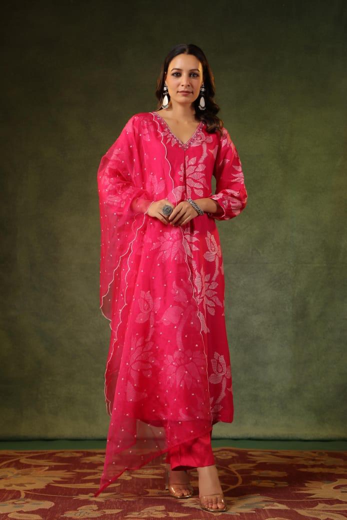 Muslin’s silk stylish suit set paired with organza dupatta