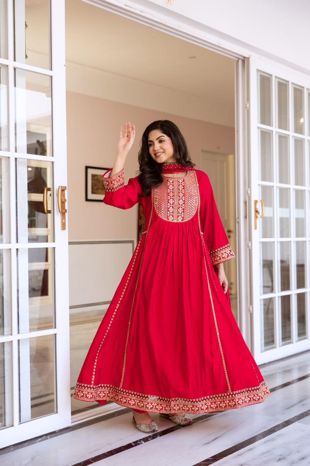 Pretty muslin Anarkali suit set to slay this festive in red