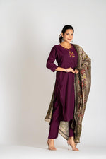 Pretty n elegant lining muslin suit with mirror work