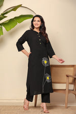 Beautiful appliqué work kurta pant in worli art