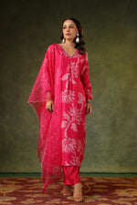 Muslin’s silk stylish suit set paired with organza dupatta