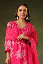 Muslin’s silk stylish suit set paired with organza dupatta