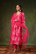 Muslin’s silk stylish suit set paired with organza dupatta