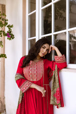 Pretty muslin Anarkali suit set to slay this festive in red